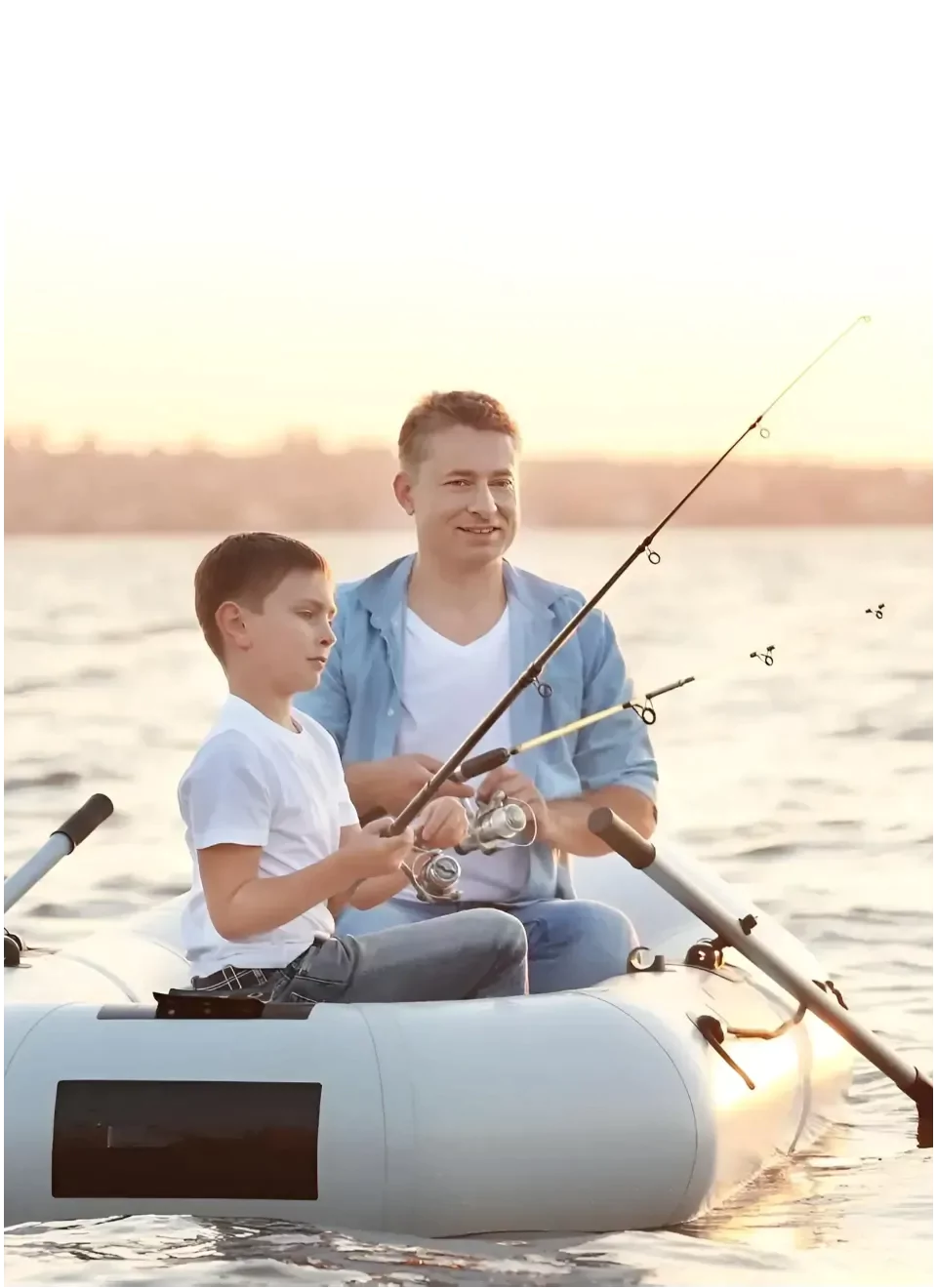 Padre e hijo pescando en una semirrígida