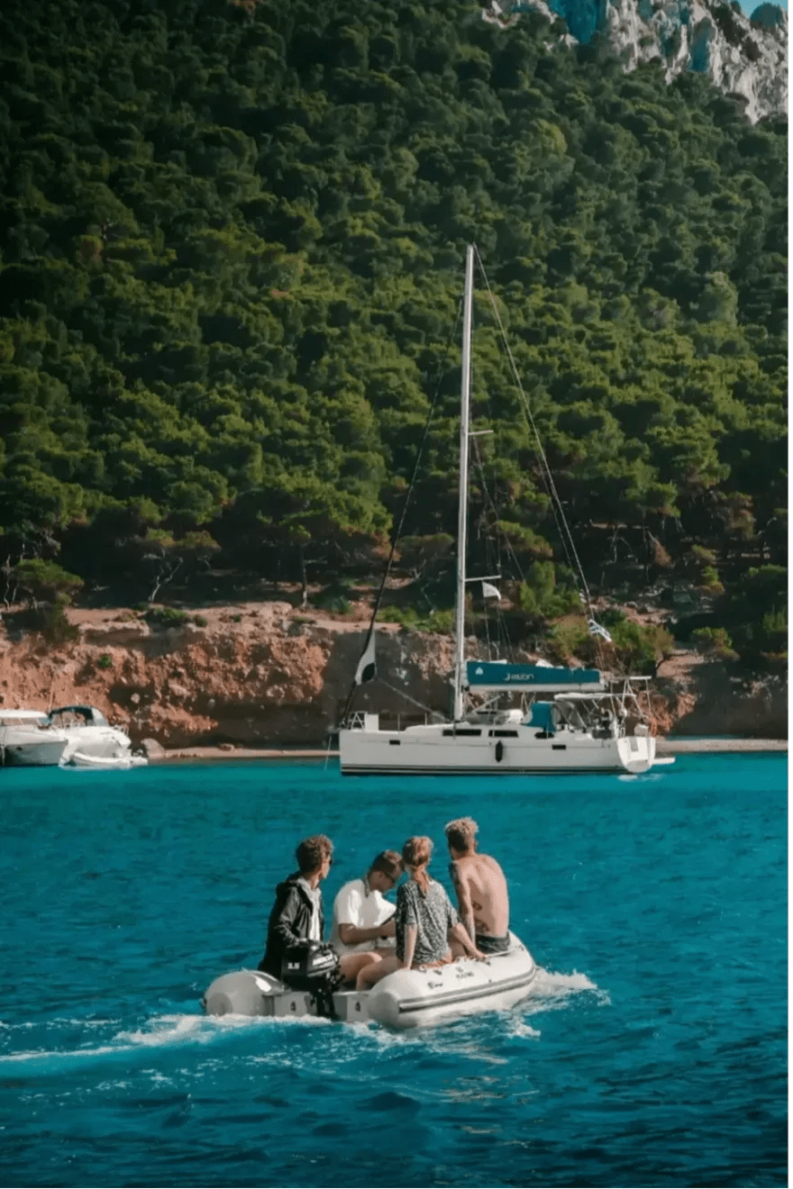 Embarcación tipo zodiac cerca de la costa