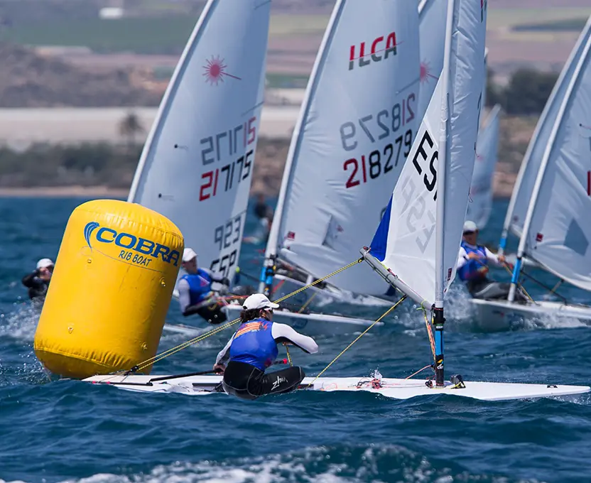 Boya amarilla para regatas en el mar
