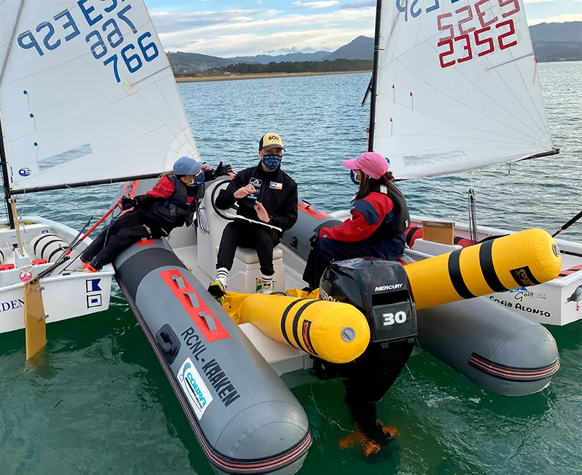 Embarcación semirrígida en una regata