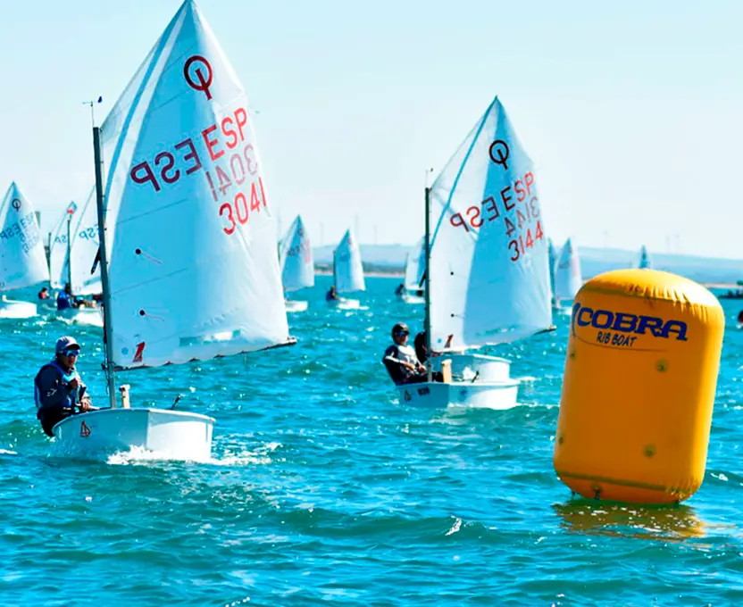 Boya en una regata
