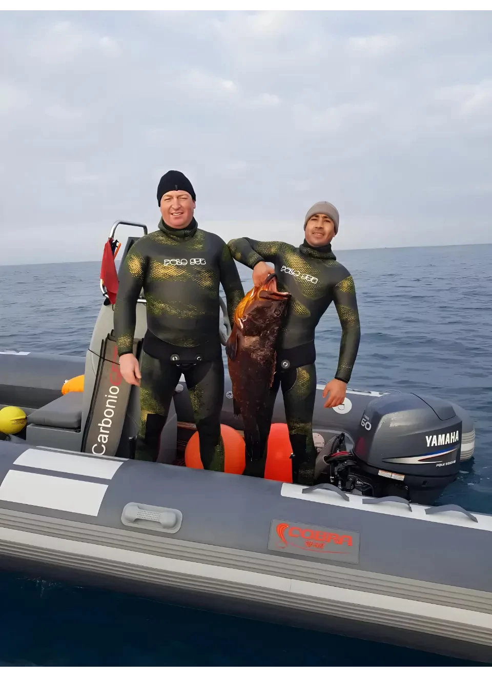 Pescadores en una semirrígida