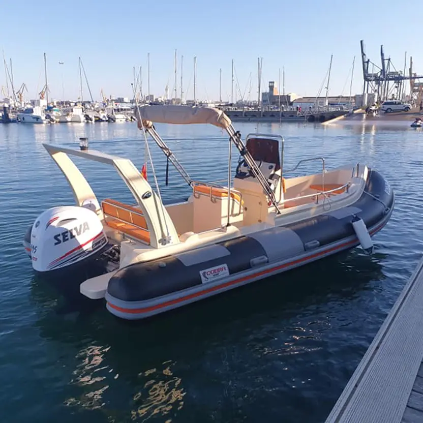 Embarcación semirrígida de lujo en un puerto