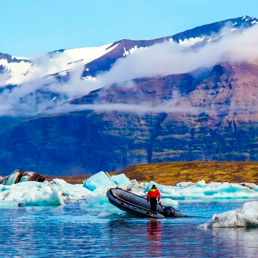 Embarcación semirrígida navegando en un mar con hielo