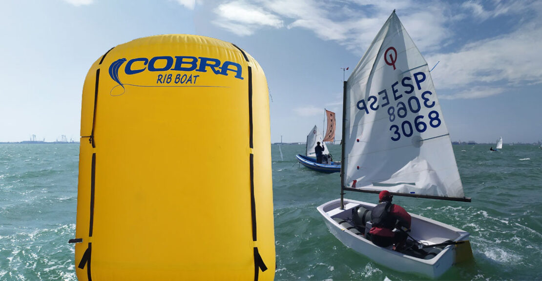 Boyas de regata Cobra profesionales en color amarillo intenso para alta visibilidad en competiciones de vela.