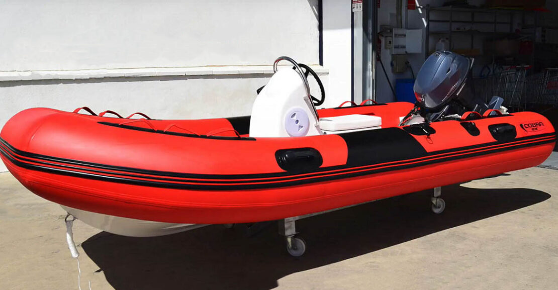 Embarcación semirrígida Cobra 400 Sport de 4 metros en PVC para pesca y recreo familiar.