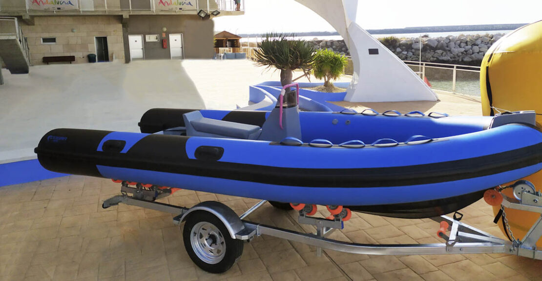 Embarcación semirrígida Cobra 480 de 4,8 metros con flotador de Neopreno Hypalon y casco en V profunda.