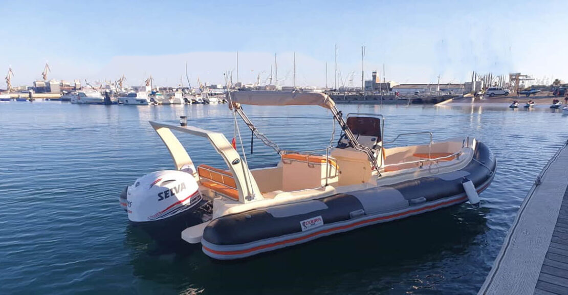 Semirrígidas Cobra Hybrid 580 de 5,8 metros con flotador de Neopreno-Hypalon y gran capacidad de almacenaje.
