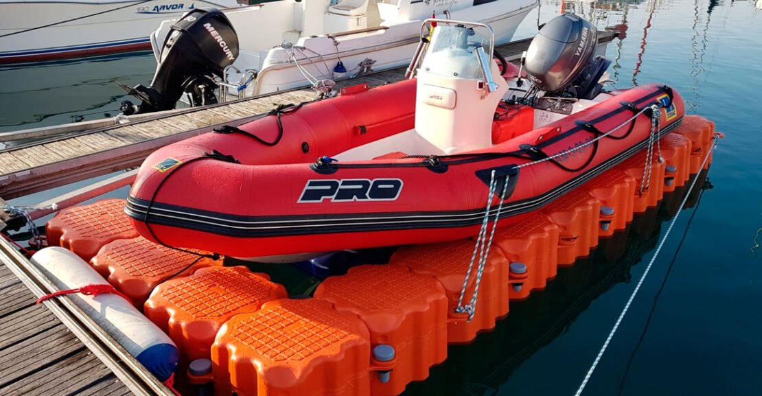 Plataforma modular flotante Cobra para atraque de embarcaciones y motos de agua.
