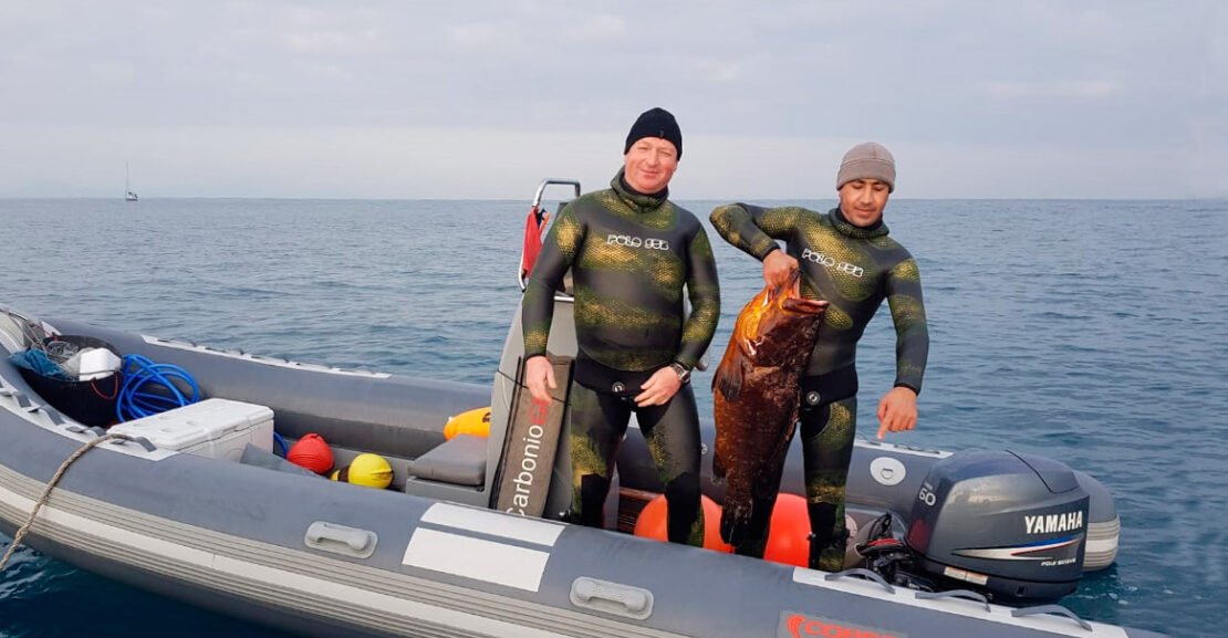 Embarcación semirrígida Cobra Fisher 550 de Hypalon Neopreno equipada con partacañas para pesca.