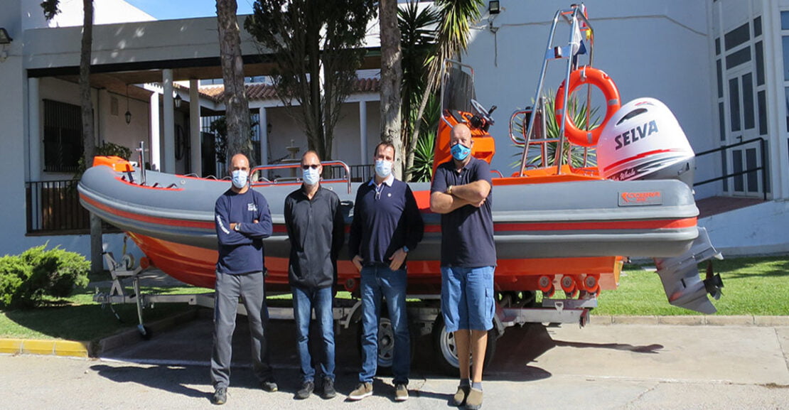 Embarcación semirrígida Cobra 750 Diving personalizada para el CSIC con casco naranja y flotadores de Neopreno Hypalon.