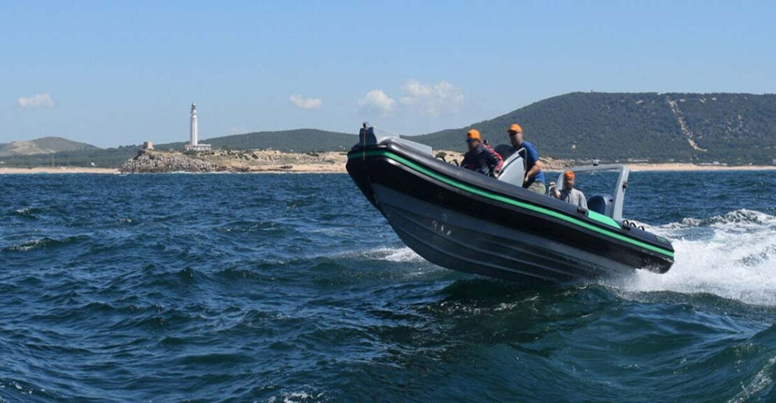 Semirrígida Cobra navegando en planeo con motor fueraborda trimado correctamente.