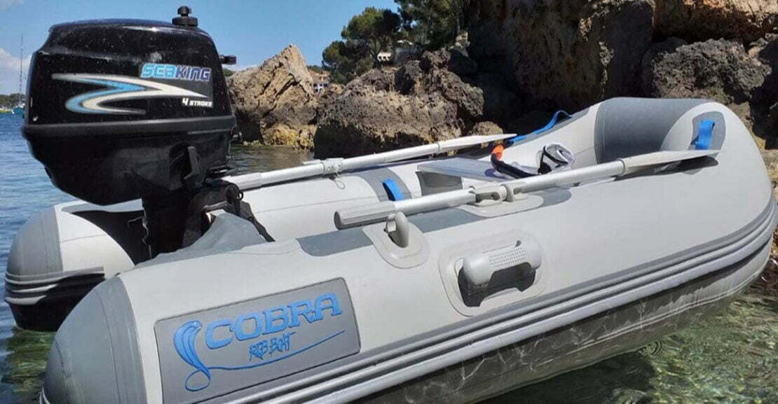 Embarcación semirrígida Cobra 480 apta para navegar sin carnet con motor de 15CV.