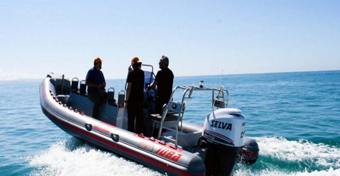Embarcación semirrígida Cobra 700 Diving de Neopreno Hypalon con capacidad para 12 buceadores.