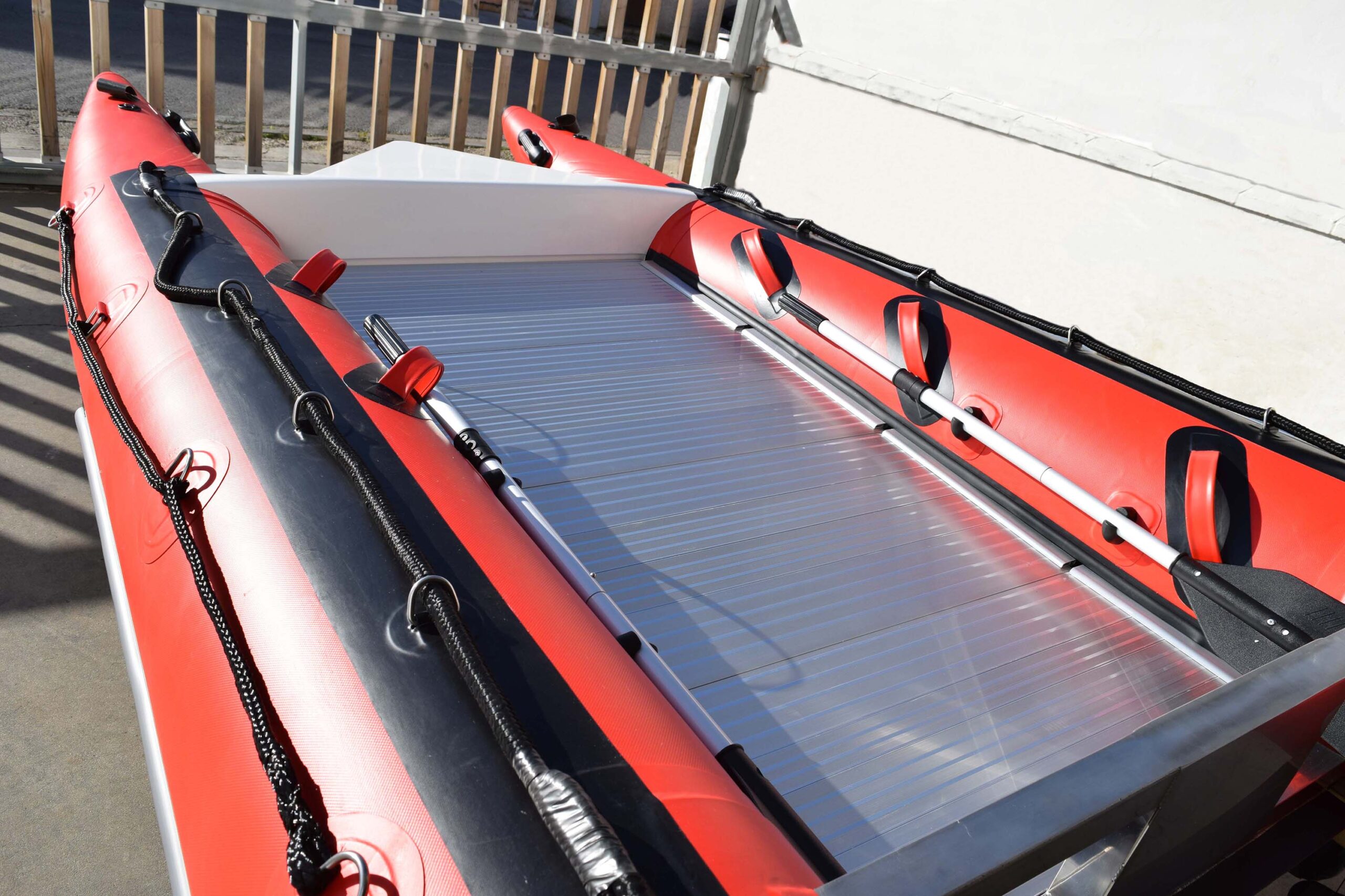 Nuevo Catamarán 390: Definición de versatilidad - disponible en color rojo y con suelo de aluminio Nuevo Catamarán 390: Definición de versatilidad - disponible en color rojo y con suelo de aluminio