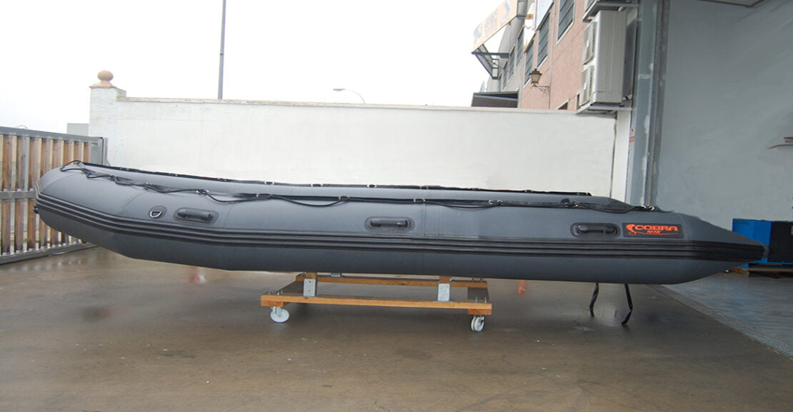 Lancha neumática Cobra 500 de metros con suelo de aluminio y capacidad para 10 personas.
