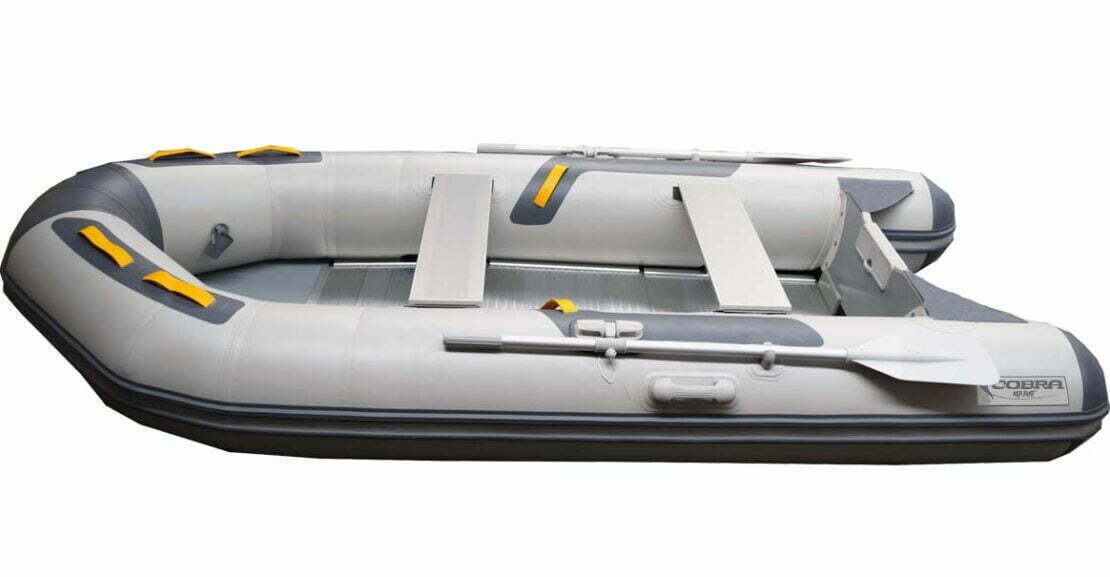 Lancha neumática Cobra 330 con suelo de aluminio plagable y capacidad para 5 personas.