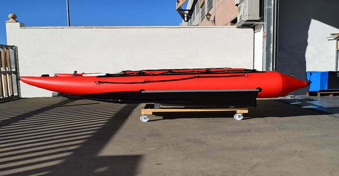 Catamarán hinchable Cobra 390 con suelo de aluminio y proa de fibra para rescate y buceo.