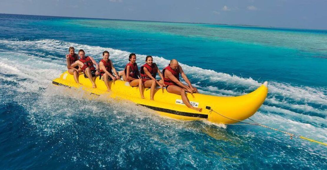 Banana acuática de arrastre y plataforma hinchable Cobra para deportes náuticos y recreo.