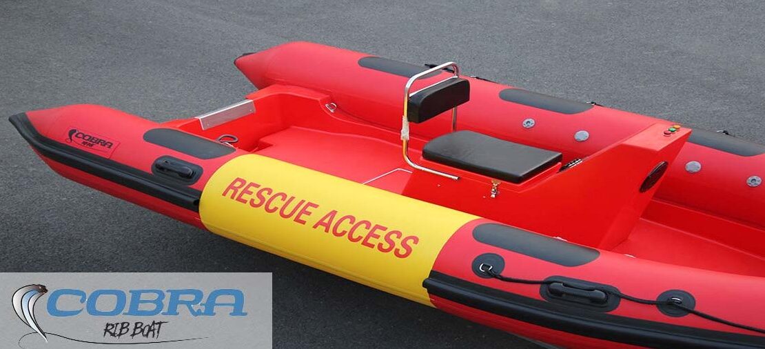 Lancha semirrígida Cobra 520 de salvamento con flotador lateral abatoble para rescate de heridos.