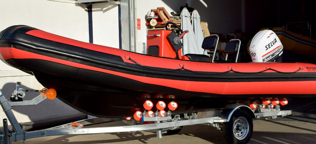 Embarcación Semirrígida Cobra 510T Sailing de Neopreno Hypalon para entrenamiento de vela y apoyo en regatas.