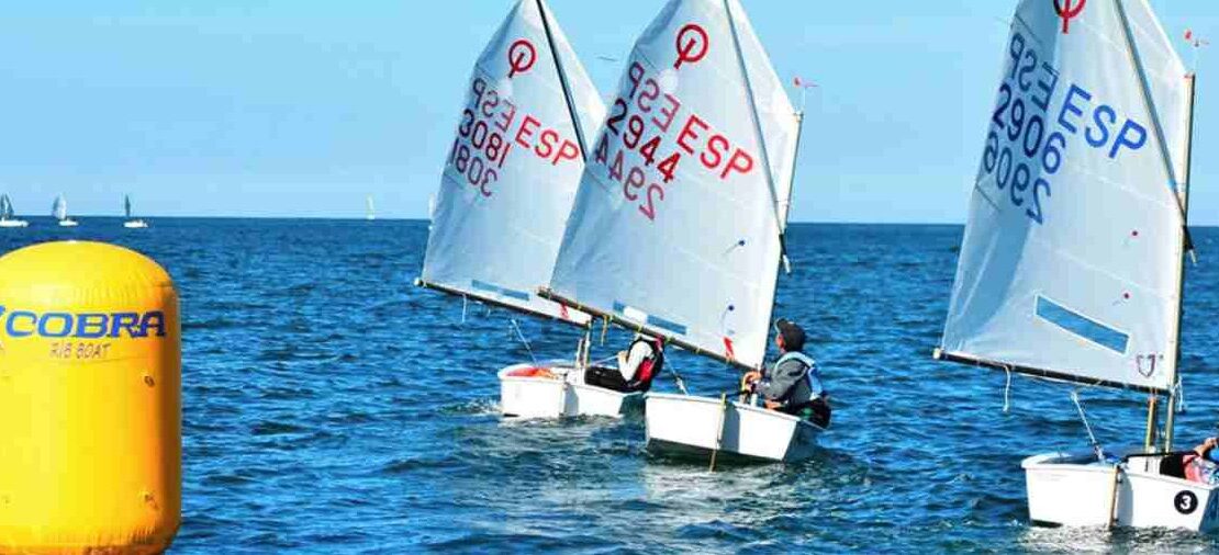 Embarcación Semirrígida Cobra para sailing y apoio a regatas con casco en V profunda y bañera autovaciante.