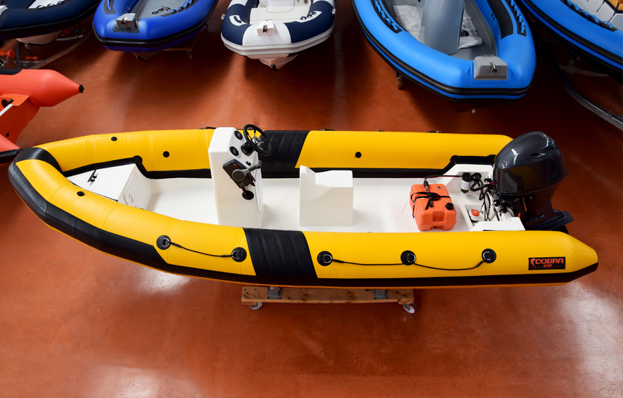 Nueva embarcación Semirrígidas Cobra 520T con casco en V profunda y flotador de Neopreno.