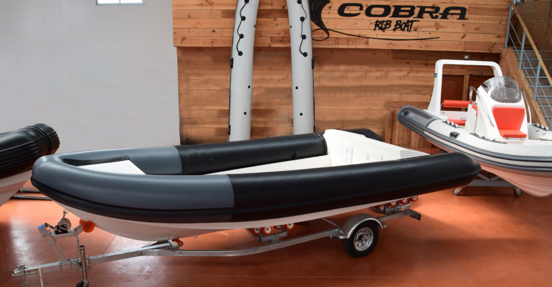 Embarcación semirrígida Cobra 595 de alto rendimiwnto con casco de fibra y resina viniléster.