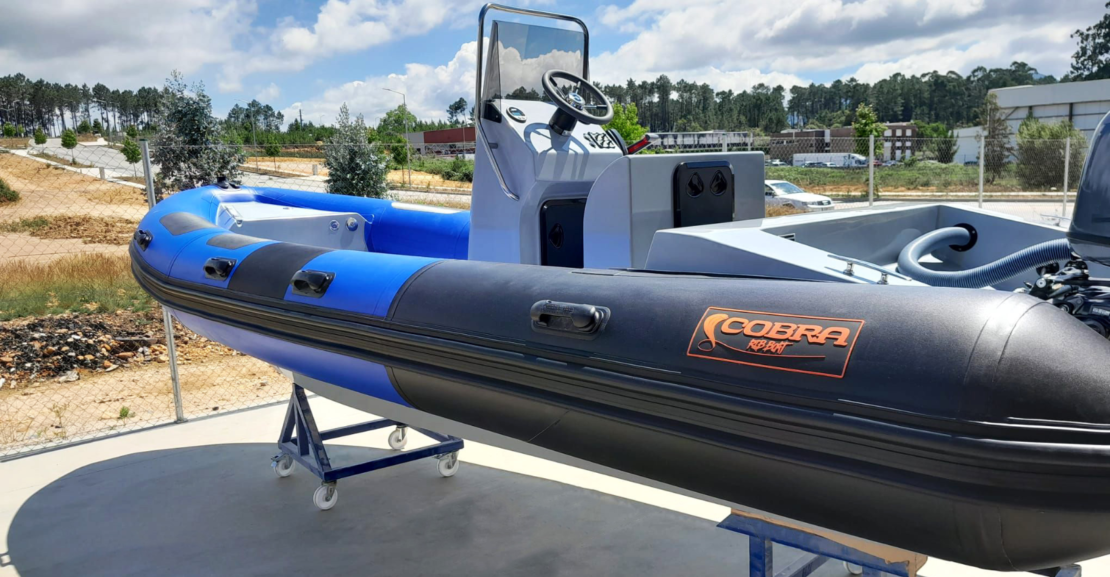 Semirrígida Cobra 595 personalizada àra pesca submarina con motor Yamaha 100 y flotador reforzado.