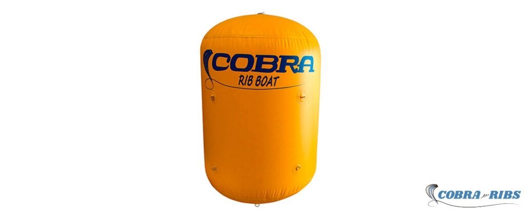 Boya de regata cilíndrica de 1,5 metros fabricada en PVC de 1100 gr con protección UV y anillas para cartelería.