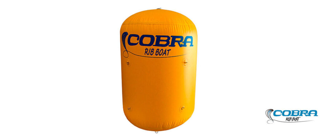 Boya de regata cilíndrica de 1,5 metros fabricada en PVC de 1100 gr con protección UV y anillas para cartelería.