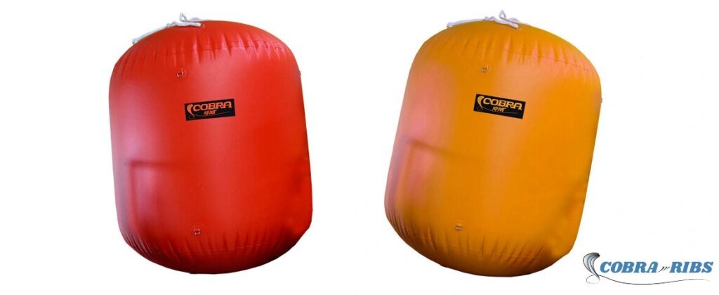 Boya de regata cílindrica de 1,5 metros fabricada en PVC de 1100 gr con protección UV y anillas para cartelería.