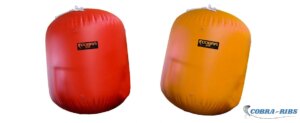 Boya de regata cílindrica de 1,5 metros fabricada en PVC de 1100 gr con protección UV y anillas para cartelería.
