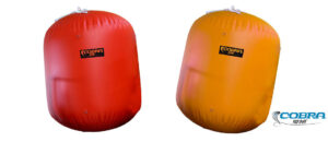 Boya de regata cílindrica de 1,5 metros fabricada en PVC de 1100 gr con protección UV y anillas para cartelería.