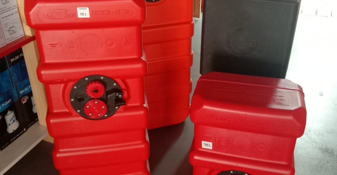 Deósitos de gasolina de polietileno rojo para embarcaciones semirrígidas Cobra.