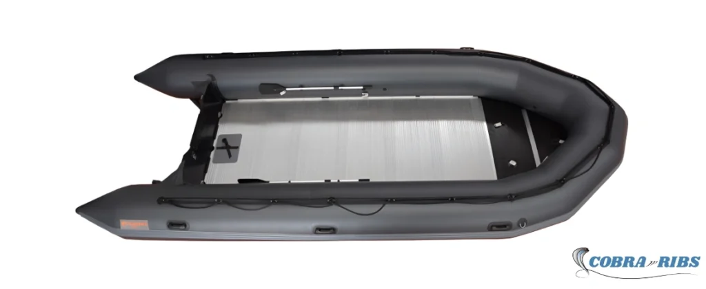 Gran embarcación neumática Cobra Ribs 700 con suelo de aluminio desmontable, flotadores de 70 cm y capacidad para 20 personas.