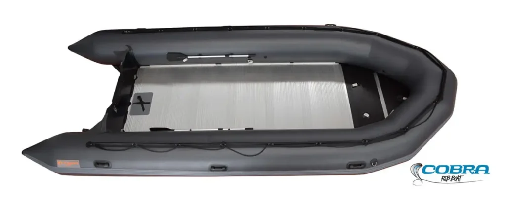 Gran embarcación neumática Cobra Ribs 700 con suelo de aluminio desmontable, flotadores de 70 cm y capacidad para 20 personas.