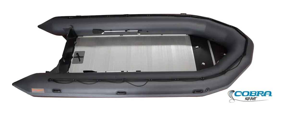 Gran embarcación neumática Cobra Ribs 700 con suelo de aluminio desmontable, flotadores de 70 cm y capacidad para 20 personas.