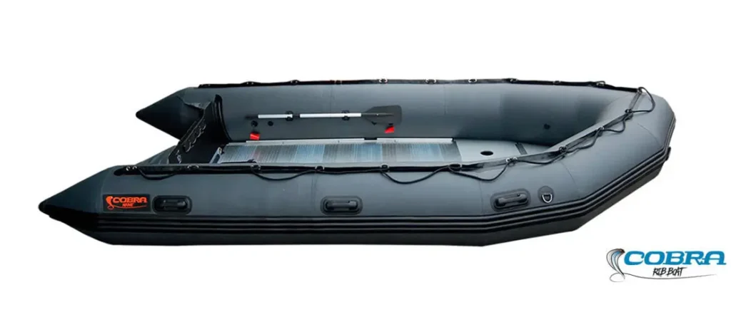 Embarcación neumática Cobra 500 con suelo de aluminio de 6 piezas, triple quilla hinchable y capacidad para 10 personas.