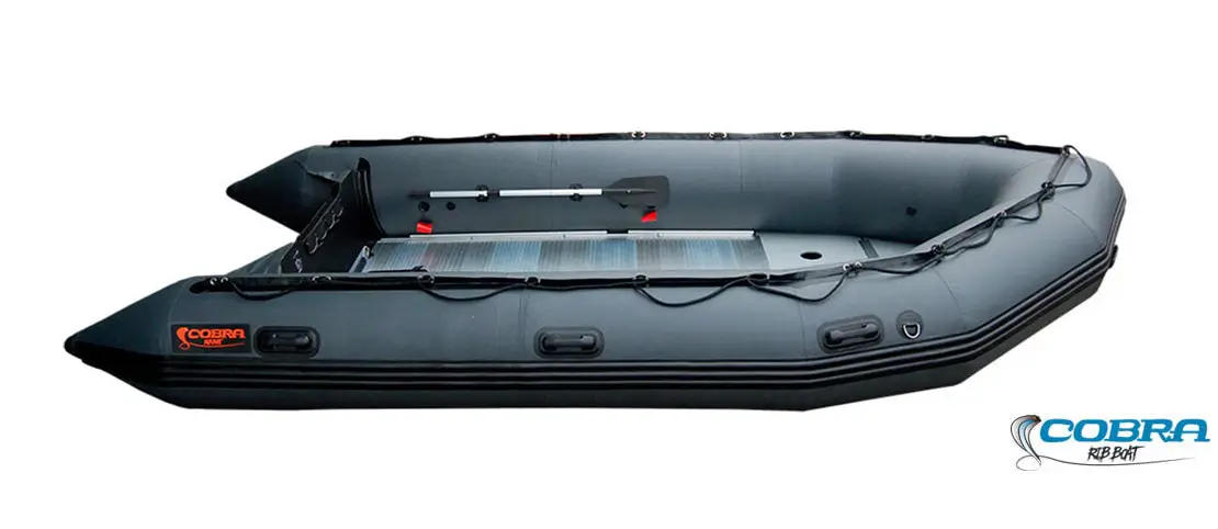 Embarcación neumática Cobra 500 con suelo de aluminio de 6 piezas, triple quilla hinchable y capacidad para 10 personas.