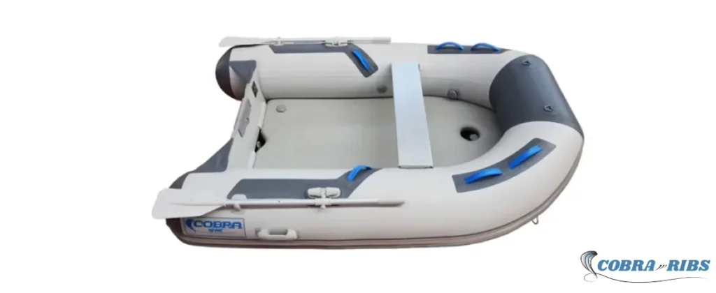 Embarcación neumática compacta Cobra 490 Dingui con suelo y quilla hinchable de PVC termosellado.