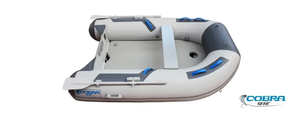 Embarcación neumática compacta Cobra 490 Dingui con suelo y quilla hinchable de PVC termosellado.
