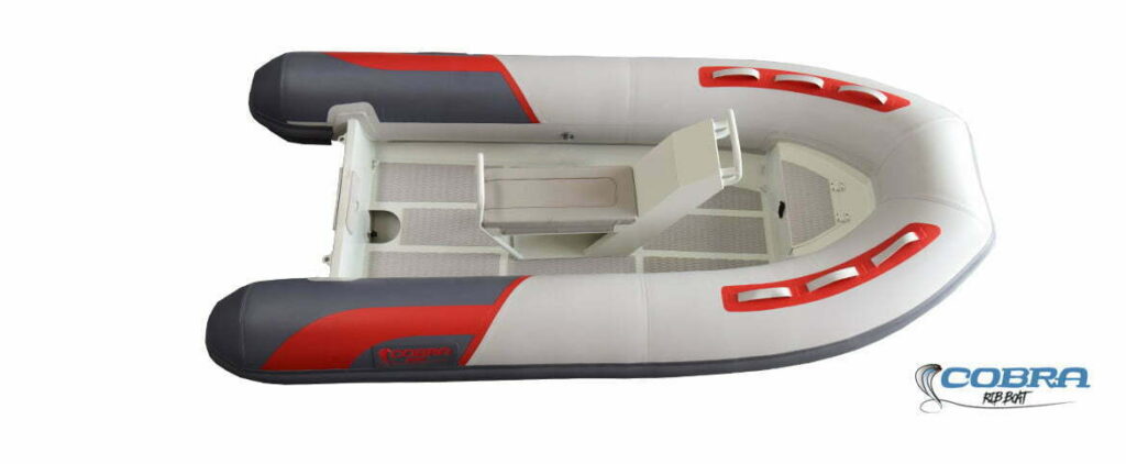 Embarcación semirrígida Cobra 330 ALU con casco doble de aluminio de 3 mm, tambucho de proa y suelo de EVA.
