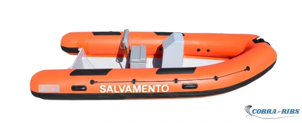 Embarcación semirrígida de rescate Cobra 430 SALV con casco en V profunda y parches antideslizantes.