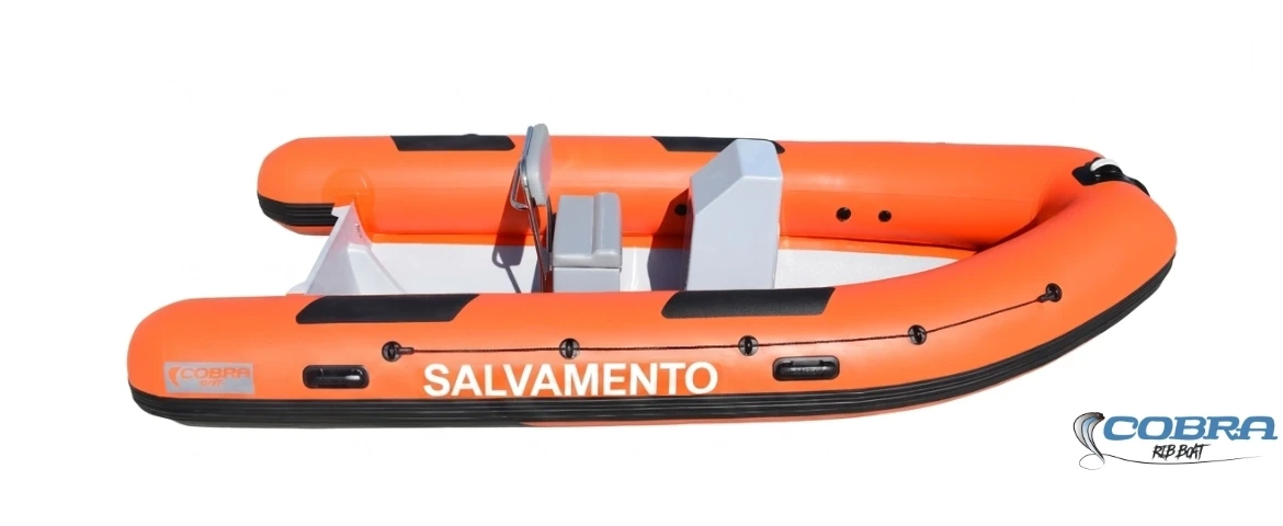 Embarcación semirrígida de rescate Cobra 430 SALV con casco en V profunda y parches antideslizantes.