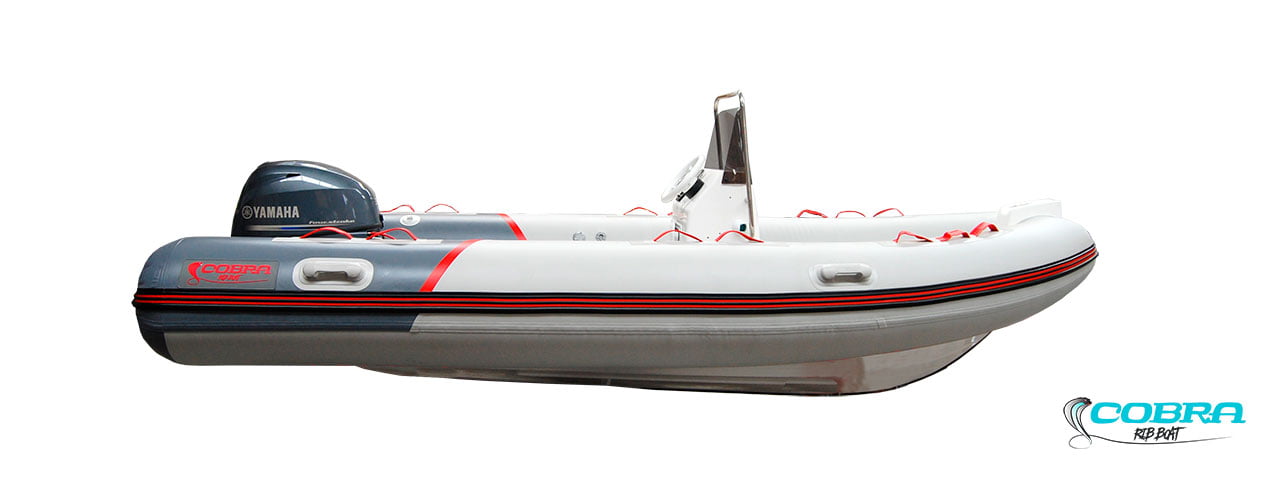 Embarcación semirrígida Cobra 430 Sport con casco en V profunda, flotador de PVC y tambucho de proa con calchoneta.