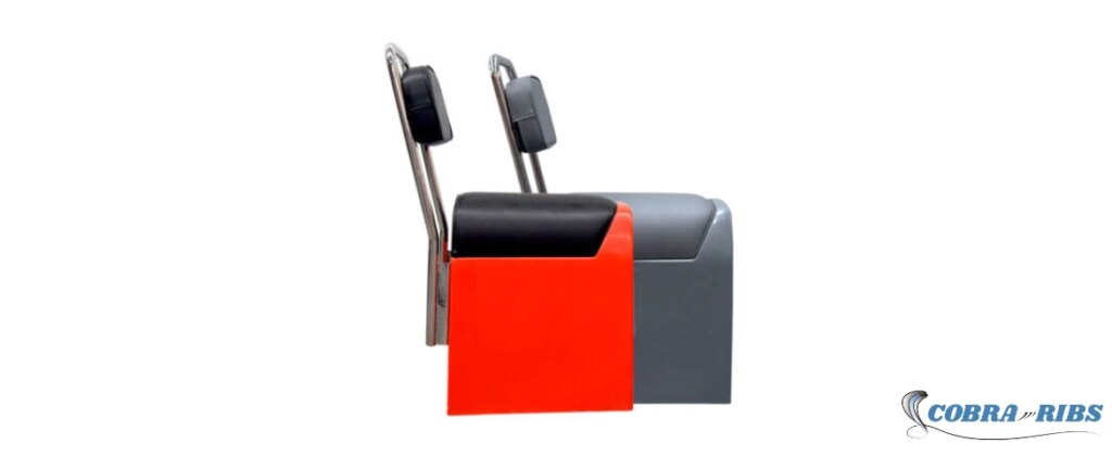 Asiento tipo jockey C3 en PRFV con respaldo acolchado y portillo lateral para lanchas semirrígidas pequeñas.