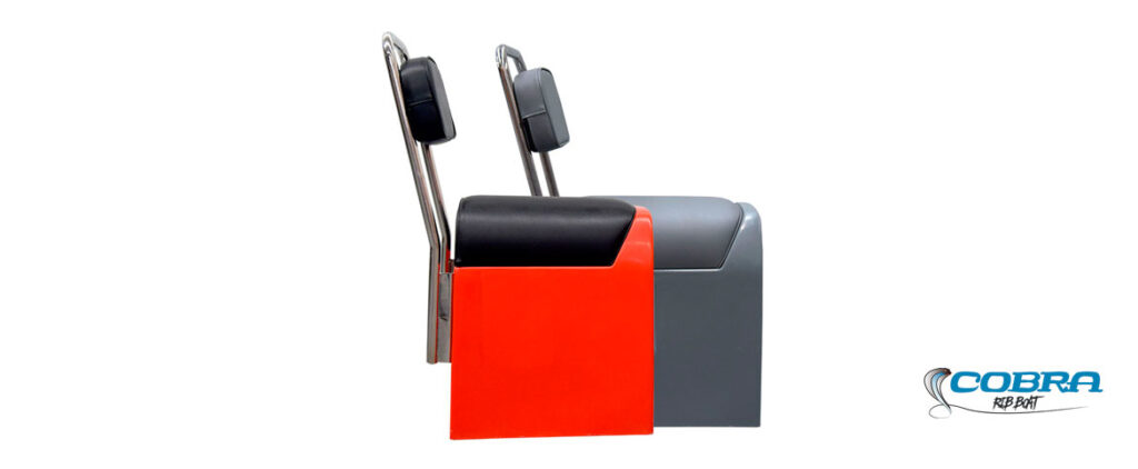 Asiento tipo jockey C3 en PRFV con respaldo acolchado y portillo lateral para lanchas semirrígidas pequeñas.