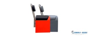 Asiento tipo jockey C3 en PRFV con respaldo acolchado y portillo lateral para lanchas semirrígidas pequeñas.