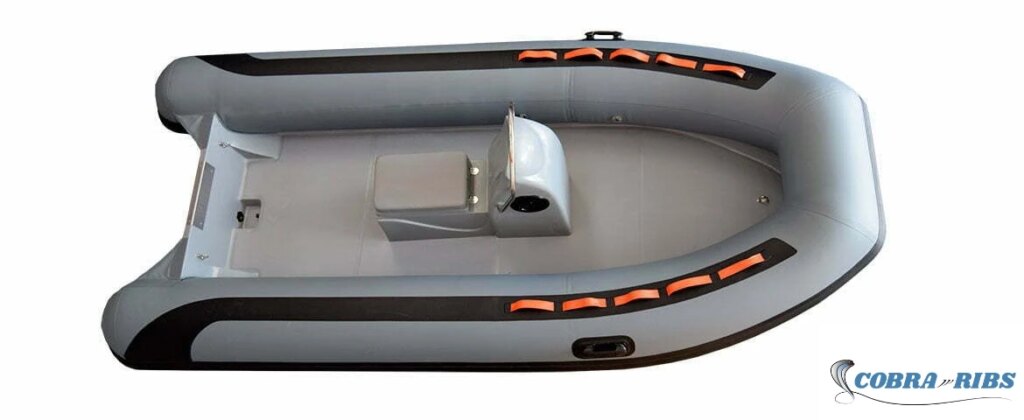 Embarcación semirrígida Cobra 400 Sport con casco de fibra en V profunda y flotadores de PVC.
